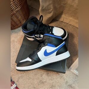 Nike Jordan 1 mid’s. Like brand new!!